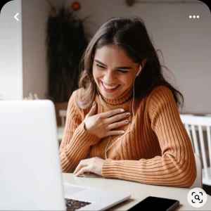 Jeune femme souriante discutant en visioconférence sur son ordinateur